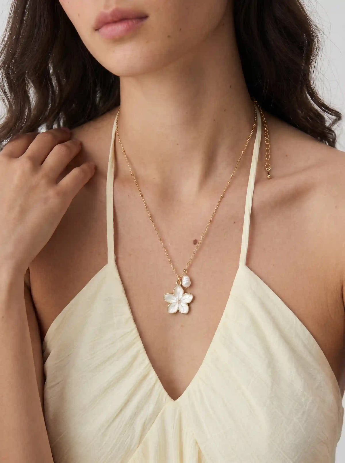 FLOWER & FAUX PEARL NECKLACE