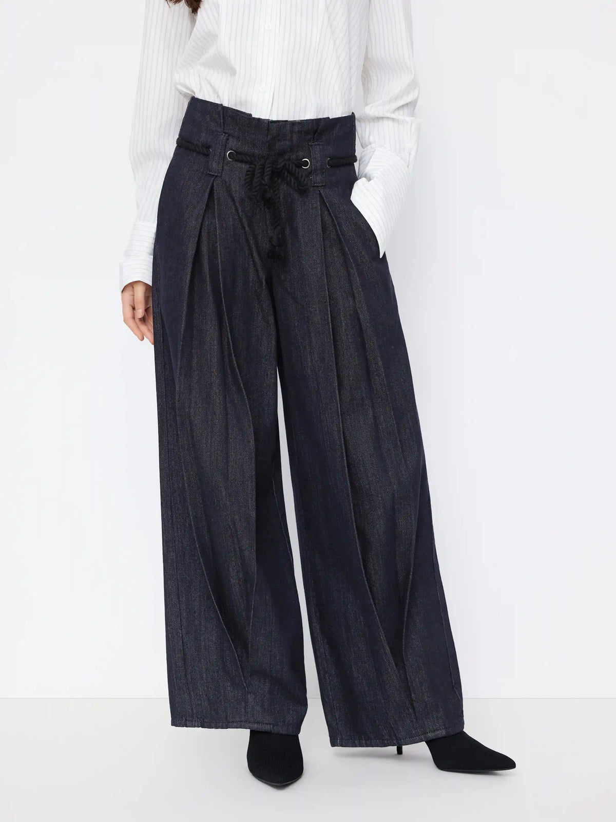 Denim Low Rise Pleated Wide Leg Jeans With Rope Belt