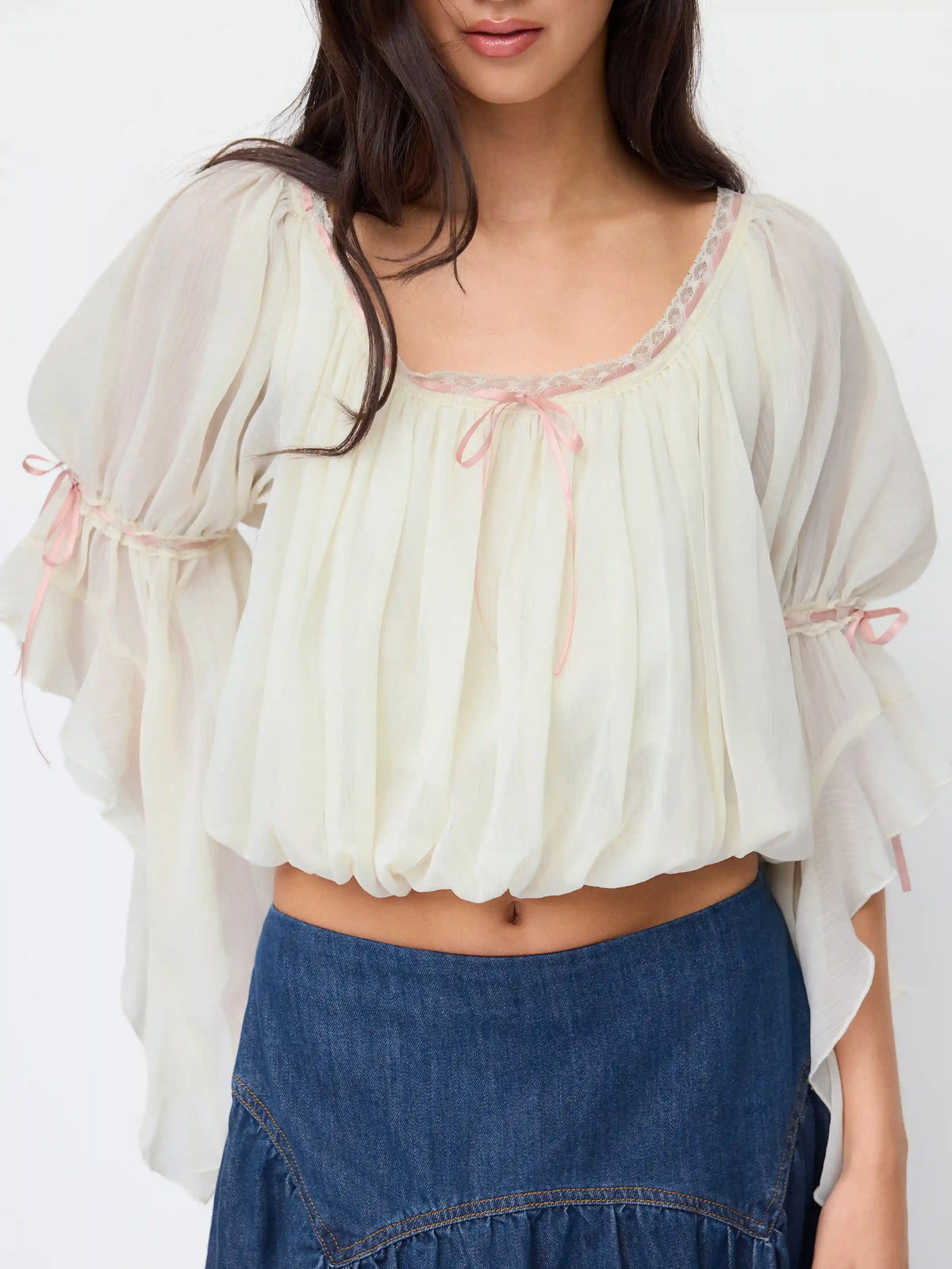 Blusa con volantes, cuello redondo y lazo fruncido en gasa texturizada