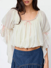 Blusa con volantes, cuello redondo y lazo fruncido en gasa texturizada