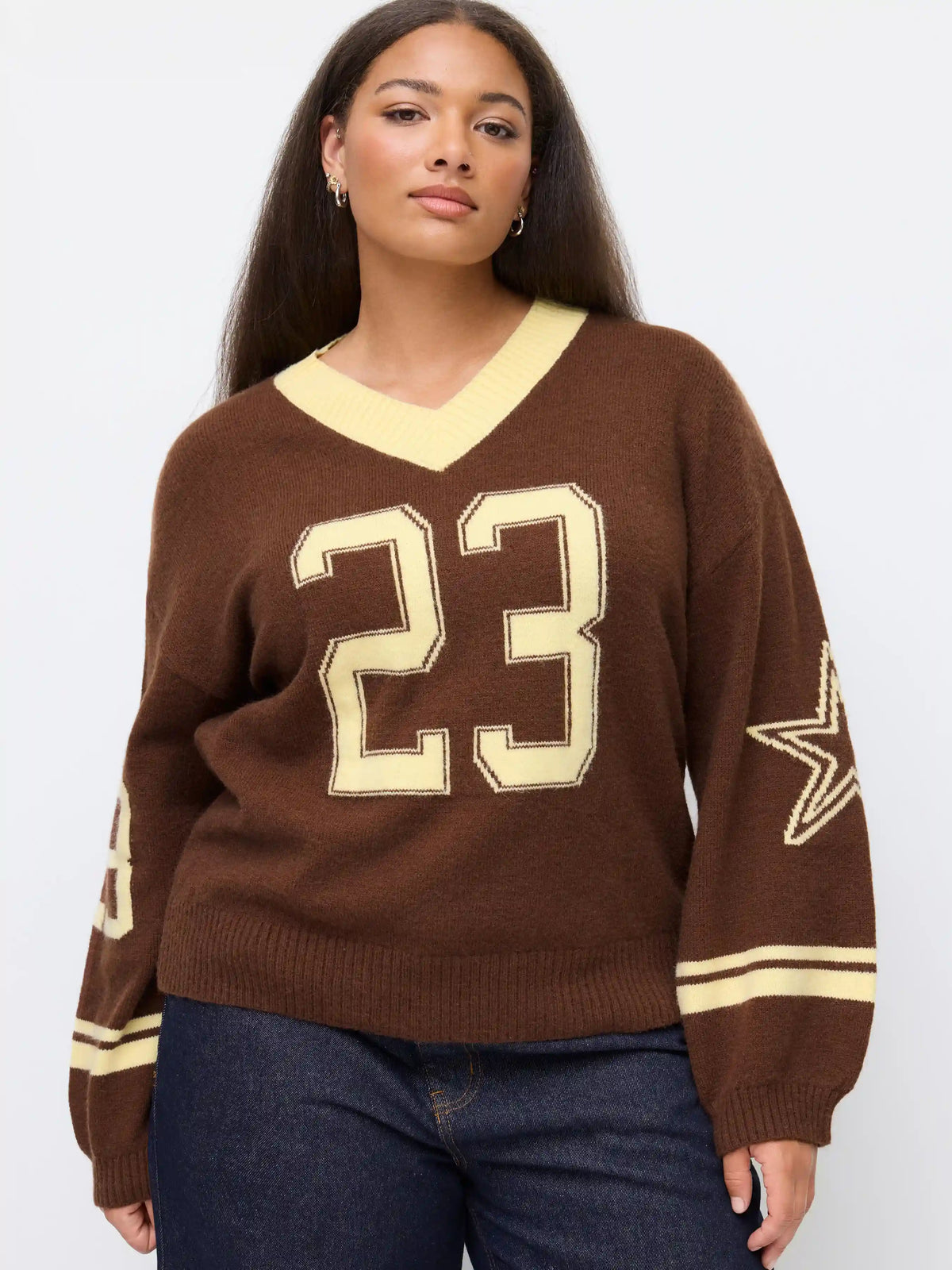Sudadera de punto de cuello en V con rayas gráficas y bordado contrastante, talla plus